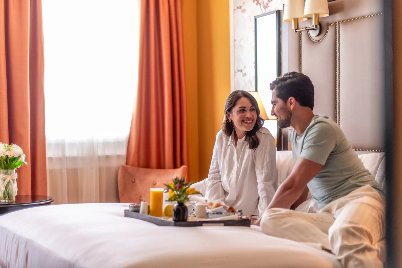 Desayuno servido en un balcón con vistas a las montañas y un lago